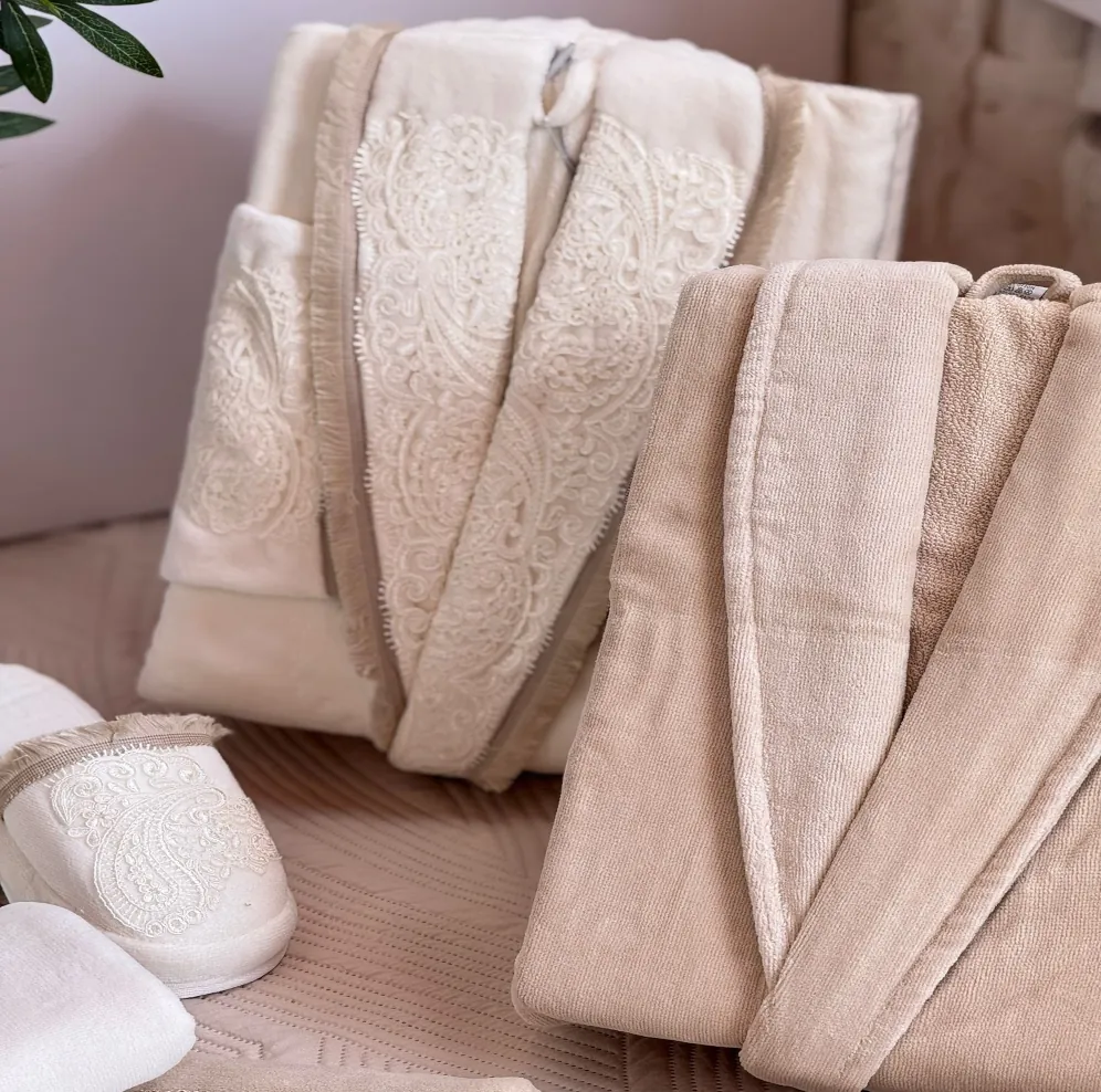 Light lace Set with a distinctive beige border - Image 2