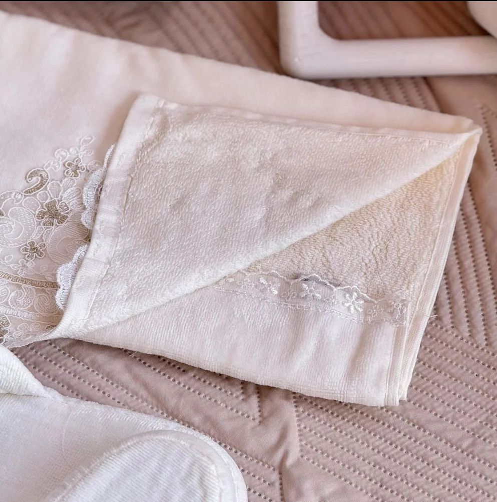 Luxurious Bath Robe Set with Large Lace Design - Image 3