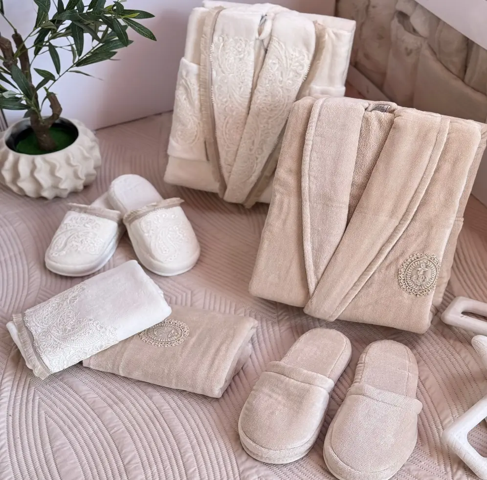 Light lace Set with a distinctive beige border