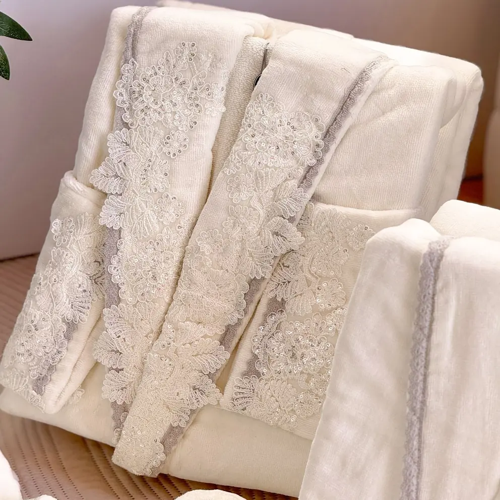 روب دانتيل فاخر بتصميم لامع ومزين بخرز ناعم يمنح مظهرًا راقيًا.<br> - الصورة 2