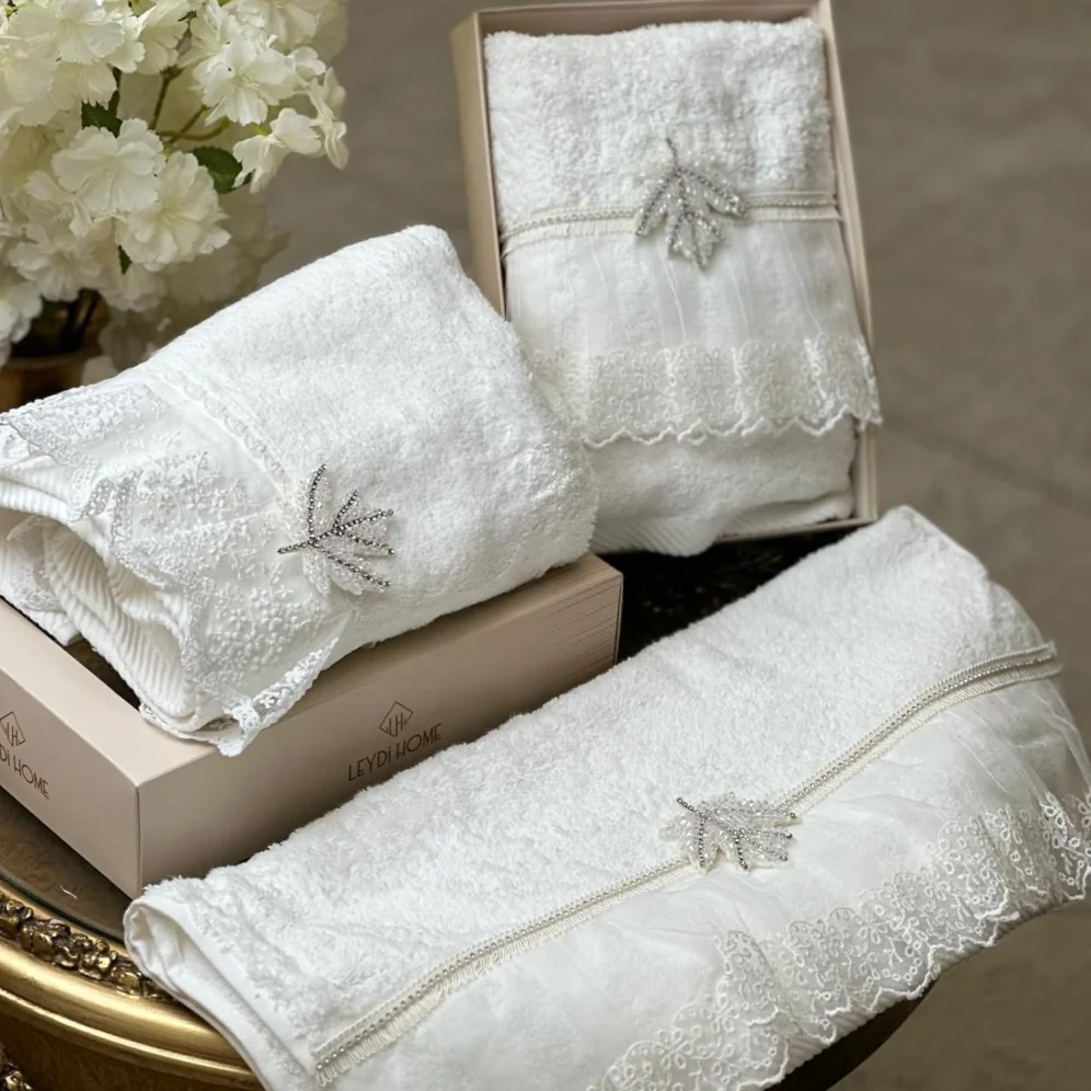 بشكير من البامبو الأبيض بتصميم الورقة المطرزة